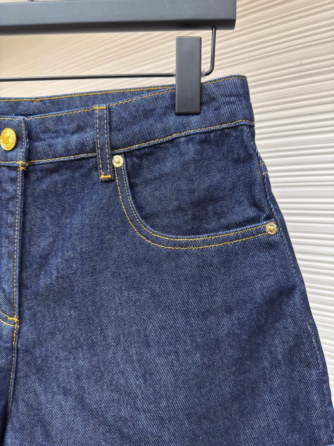 LOUIS VUITTON Dark blue logo cuffed denim shorts [Women's clothing] ●Authentic product: Purchased and developed by 13042 ●Item number: 1680061-A45 ●Material: Denim denim fabric ●Technology: Made on positioning cutting machine ●Version: fitted version ●Weight: about 385 grams ●Size: 34-36-38 ●Description: This mini shorts is cut with seasonal deep-washed denim to create a neat straight fit. Contrasting topstitching outlines the classic structural lines, and the cuffed trousers reveal the Monogram printed lining, upgrading your daily look. The overall wiring is straight and delicate, the fabric is comfortable and soft, and the color is consistent without color difference. It can be matched with the same style to create a fashionable look and control various occasions. Customized accessories, complete with three standards, same style for men and women!
